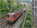 Die beiden SBB Re 4/4 II 11275 und 11270 haben in Domo II den leeren  Spaghetti  Zug übernommen und bringen ihn nun nach Vallorbe; das Bild zeigt den Zug beim Verlassen des Bahnhofs von Montreux.