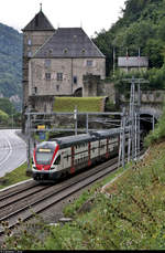 Nachschuss auf RABe 511 103 (Stadler KISS), der am Schloss Saint-Maurice (CH) in den gleichnamigen Tunnel fährt.