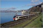 Der SBB Flirt3 RABe 523 104  ist bei Villeneuve auf der Fahrt in Richtung Lausanne.