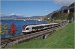 Der SBB RABe 523 0265 ist als S5 auf dem Weg von Bex nach Grandson und wird in Kürze beim Château de Chillon vorbeifahren; auf dem ist ein Schaufelraddampfer zu sehen.