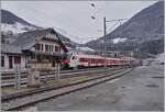 Im Wallis, in einem versteckten Seitental, schon nahe der Grenze zu Italien, habe ich einen neuen FLIRT gefunden, der auf den Name EVO hört. Es wird wohl einer der ersten Züge dieser Baureihe im Planverkehr sein: in Orsières wartet als herrlicher Kontrast zur Gleiswaage im Vordergrund des Bildes der TMR Region Alpes RABe 533 601 (UIC Nummer RABe 94 85 0 533 701-4 CH-RA) mit dem Wappen  Commune de St Léonard  und dem dazu passenden Namen  La Souterraine  als R82 26325 auf die Abfahrt nach Sembrancher.

24. Januar 2026