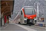 Im Wallis, in einem versteckten Seitental, schon nahe der Grenze zu Italien, habe ich einen neuen FLIRT gefunden, der auf den Name EVO hört. Es wird wohl einer der ersten Züge dieser Baureihe im Planverkehr sein: in Orsières wartet der TMR Region Alpes RABe 533 601 als R82 26325 auf die Abfahrt nach Sembrancher. Der neue TMR Region Alps RABe 533 701 mit dem Wappen  Commune de St Léonard  und dem dazu passenden Namen  La Souterraine  trägt die UIC Nummer RABe 94 85 0 533 701-4 CH-RA. 

24. Januar 2026