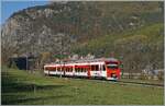 Der Region Alpes RABe 525 041 NINA ist auf dem Weg von Martigny nach Le Châble. Der Triebzug hat den Schatten des Tales verlassen und erreicht nun Sembrancher. 

30. November 2024