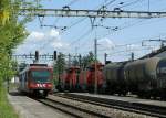 Gleich zwei Zge verlassen den SBB CFF Cargo Bahnhof Vernier- Meyrin: ein ohne Halt durchfahrender Bem 550 nach Genve und ein Kerosinzug mit zwei Am 841 in Doppeltraktion. 
1. Mai 2009