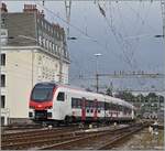 Der SBB RABe 523 313 und ein anderer verlassen Lausanne als S 1 in Richtung Grandson.