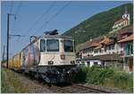Die SBB Re 4/4 II 11251 (Re 420 251-1)  175 Jahre Schweizer Bahnen  fährt mit einem Postzug in Ligerz vorbei.