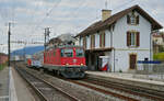 Die Re 4/4 II 11158 durchfährt am Abend des 09.10.2025 den Bahnhof Neuchatel-Serrieres