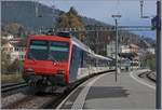 Der RE 18123 von Frasne nach Neuchâtel beim Halt in Travers.