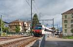 Auf dem Weg von Neuchatel nach Buttes verlässt ein RBDe 560 am 06.10.2025 den Bahnhof Fleurier