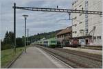 Bei der Einfahrt des RE 3912 von Bern nach La Chaux-de-Fonds sind die drei ersten Tagnpps bereits auf dem Gleis drei abgestellt worden und im Hintergrund wartet die Tm I der Landi auf die andern drei
