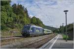 Die BLS Re 465 006 erreicht mit ihrem aus EW III formierten RE 3916 von Bern nach La Chaux-de-Fonds den Spitzkehrbahnhof Chambrelien.