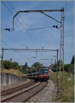 Faszination Fahrleitung - auf der Strecke Lausanne - Bern standen bei Neyruz noch bis vor wenigen Jahren diese alten Fahrleitungsmasten. Schön zu sehen sind die bereits erwähnten  Doppelisolatoren . 

Ein SBB Domino nach Romont erreicht Neyruz.

6. August 2015
