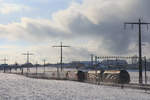 Winter bei Bern-Ostermundigen; gleiche Silhouetten - verschiedene Bahnen: Während eine SBB Re460 ihren Intercity-Zug Richtung Thun stösst, kreuzen zwei BLS Re465 (013+014) mit einem