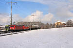 Winter bei Bern-Ostermundigen; Kreuzung des BLS  Lötschberger  Nr.107 mit einem Güterzug, geführt von den DB-Loks 185 087 und 114.