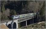Die BLS Re 4/4 502 ist mit einem EW III RE von Zweisimmen nach Interlaken unterwegs und fährt über die Bunschenbach Brücke bei Weissenburg.