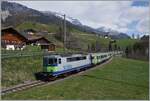 Die BLS Re 4/4 II 504 ist mit ihrem RE bei Enge im Simmental auf der Fahrt von    Interlaken Ost nach Zweisimmen.
