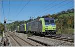 Die BLS Re 485 014-5 schleppt zwei weitere Loks dieser Baureihe bei Mülenen Richtung Süden.