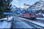 Aufgrund eines Wassereinbruchs im Lötschberg-Basistunnel mit folgender Teilsperre verkehren zurzeit vermehrt Züge via Bergstrecke.<br>
Am 9. Februar 2020 führt die Re 6/6 11664  Köniz  zusammen mit einer Re 4/4 II einen UKV-Zug durch den Bahnhof Kandersteg nordwärts.