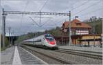 Ein SBB RABe 503  Pinocchio  ist auf dem Weg von Basel SBB nach Milano und fährt ohne Halt durch den Bahnhof von Mülenen, dessen Empfangsgebäude sehr schön restauriert wurde.

30. Oktober 2017