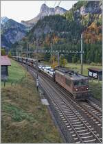 Die BLS Re 4/4 193 erreicht mit einem Autotunnel-Zug ihr Ziel Kandersteg.
