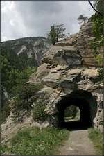 Ehemalige Baubahntrasse -    Durch diesen kleinen Hangtunnel führte die Baubahn der Lötschberg-Südrampe auf der östlichen Seite des Bietschtales.