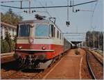 Die SBB Re 4/4 II 11252 mit dem Schnellzug 526 in Richtung Lausanne beim Halt in Grenchen Süd.