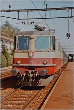 In Grenchen Süd wartet die SBB Re 4/4 II 11252 mit ihrem Schnellzug nach dem kurzen Halt auf die Weiterfahrt in Richtung Biel/Bienne.