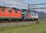 Re 4/4 II Doppeltraktion bestehend aus den Re 420 250-3 und Re 420 232-1 mit einem sehr langen gemischten Güterzug zwischen Oensingen und Oberbuchsiten unterwegs am 30.