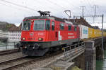 Re 420 mit Werbeanstrich auf der Aarebrücke Solothurn.
Die Re 420 252-9 mit einem Postzug am 8. Februar 2021.
Foto: Walter Ruetsch