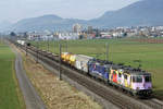 Re 420 307-1 und Re 421 371-6 als bunte Doppeltraktion bei Selzach am 19. Februar 2021.
Foto: Walter Ruetsch