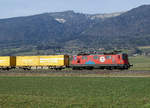 Re 420 294-1  100 Jahre SCHWEIZERISCHER NATIONAL-CIRCUS KNIE  mit einem Postzug bei Selzach am 19. Februar 2021.
Foto: Walter Ruetsch