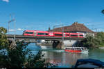 Reger Verkehr in, auf und über der Aare. 
Am 11. August 2018 überquert ein GTW nach Moutier die Aare in Solothurn. Die Brücke wird dabei gerade vom Öufi-Boot unterquert, weiter hinten sind noch zwei Stand-up-Paddler zu erkennen.