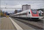 Der SBB RABe 500 ICN mit der UIC Nummer 94 85 0 500 019-0 CH-SBB ist als IC5 1527 von Lausanne nach Zürich unterwegs und verlässt nach einem kurzen Halt Grenchen Süd in Richtung