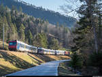 Die SBB Re 4/4 II 11133 überführt am 16. Januar 2020 die letzten drei nicht mehr betriebsfähigen SBB NPZ RBDe 562 inkl. zweier Bt aus Neuchâtel, Biel und Moutier nach Zürich Herdern. Aufgenommen bei Crémines-Zoo.