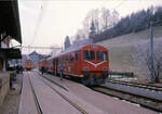 An der Endstation Wasen im Emmental steht der Kurzpendelzug De 4/4 236 mit dem Steuerwagen 941, einem ehemaligen Leichtstahl-Mitteleinstiegswagen der SBB (vermutlich SBB B 20-39 090).