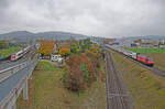 Mittwoch den 15.10.2025 um 12:13 Uhr in Rothrist (AG). Auf der Ostseite der Brücke  Grüthgässli“ in Richtung Aarburg blickend. Links fährt ein Schnellzug aus Richtung Rothrist auf der direkten Linie in Richtung Olten währen rechts ein Schnellzug aus Richtung Aarburg-Oftringen bzw. Zofingen in Richtung Rothrist fährt. Koordinaten GMS (Grad, Minuten, Sekunden): N 47° 18’ 32.3’’ O 7° 53’ 15.1’’