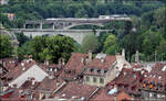 Bern - 

Dächer der Altstadt, die Lorrainebrücke für Autos und der Lorraineviadukt für die Eisenbahn, hier mit einem ICE 1.

Unten rechts direkt über den Dächern ist noch ein Teil des Kornhausbrücke zu sehen; die zweite große Talbrücke über die die Straßenbahn verkehrt.

Das Foto wurde vom Turm des Münsters aus aufgenommen.

21.06.2013 (M)