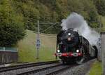Der kurze Tunnel bei Burgdorf BE bietet einige spezielle Standorte. Hier verlässt diese grosse Dampflok am 06.10.2024 den Tunnel Richtung Burgdorf.