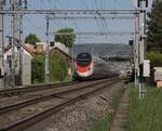 Am 24.04.2026 begegnen sich bei Itingen BL ein Giruno und eine Komposition aus EW IV Wagen.
