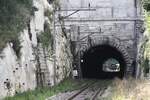 Am 17.09.2023 fährt das Krokodil 14305 von SBB Historic mit einem Sonderzug von Olten nach Sissach. Aufgenommen habe ich durch den kurzen Tunnel bei Böckten vom Bahnübergang aus.