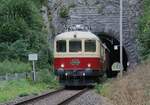 Es gibt noch eine Re 4/4 I im Tee-Anstrich. Hier verlässt sie auf einer Sonderfahrt am 26.08.2023 den Bucktener Tunnel Richung Sissach.