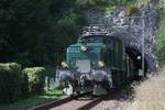 Am 17.09.2023 verlässt das Krokodil von SBB Historic auf einer Sonderfahrt Richtung Olten den kurzen Tunnel bei Buckten.