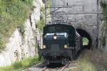 Am 17.09.2023 verlässt das Krokodil von SBB Historic auf einer Sonderfahrt Richtung Sissach mit Leichtstahlwagen den kurzen Tunnel bei Buckten.