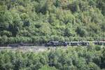 Am 30.08.2026 f�hrte SBB Historic wieder mal eine Fahrt mit dem Schr�gstangenkrokodil durch, hier in Richtung Sissach kurz nach L�ufelfingen.
Die Einheitswagen wurden nur selten von einem Krokodil gezogen, es kam aber vor. was f�r einen realistischen Zug fehlt, ist ein Gep�ckwagen.