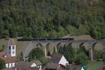 Die Strecke wurde 1858 er�ffnet. Zusammen mit der Kirche und den alten H�usern im Dorfkern besteht ein passendes Ambiente f�r Aufnahmen. Der Ort ist daher bei Trainspottern sehr beliebt.
Am 30.08.2026 f�hrte SBB Historic wieder mal eine Fahrt mit dem Schr�gstangenkrokodil durch, hier in Richtung Sissach auf dem R�mlingerviadukt. 
Die Einheitswagen wurden nur selten von einem Krokodil gezogen, es kam aber vor. was f�r einen realistischen Zug fehlt, ist ein Gep�ckwagen.