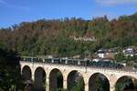 Der Sonderzug von SBB Historic f�hrt am 30.08.2026 �ber den R�mlingerviadukt Richtung Sissach. Bereits im August hatte der Wald erste Herbstfarben.
Die Lok geh�rt zu den ersten elektrischen Maschinen der SBB, ist 100 Jahre alt.
Die Strecke ist noch viel �lter, 1858 er�ffnet. Seinerzeit war das die einzige Bahnverbindung von Basel Richtung Schweiz und Italien. Kaum zu glauben, der ganze Verkehr wurde mit Dampftraktion hier durchgef�hrt.