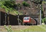 Die DB 185 089-0 und eine weitere 185 verlasen den 1567 Meter langen Prato Tunnel kurz vor Faido.
