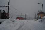 Viel Schnee im Tessin versprachen die Meteorologen.Ich wurde nicht Enttäuscht: Hinter dichten Schneemassen fährt ein GZ mit zwei BR 185 am 10.12.2008 durch Faido.