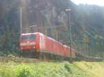 Die BR 185 111 und -104 sind am 27.6.2007 mit einem Autozug voller Opel Astra Caravan bei Faido talwrts unterwegs.