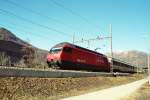 Die Re 460 099  Bodensee  ist schon seit langer Zeit nur mit einem  halbem  SBB-Signet unterwegs. Im Februar 2005 fhrt sie mit einem EC nach Milano bei Mezzovico am Monte-Ceneri vorbei.